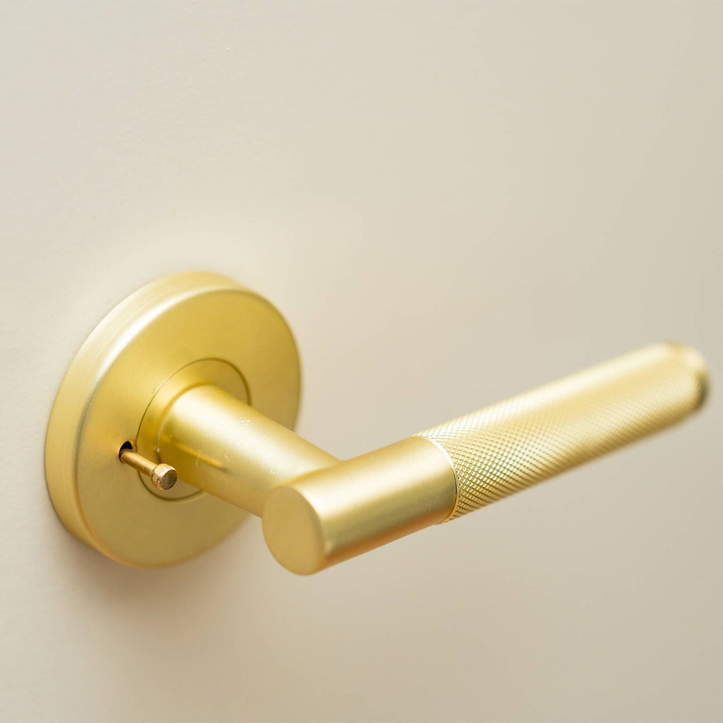 Ikonic Brushed Brass Knurled Privacy Lever Set