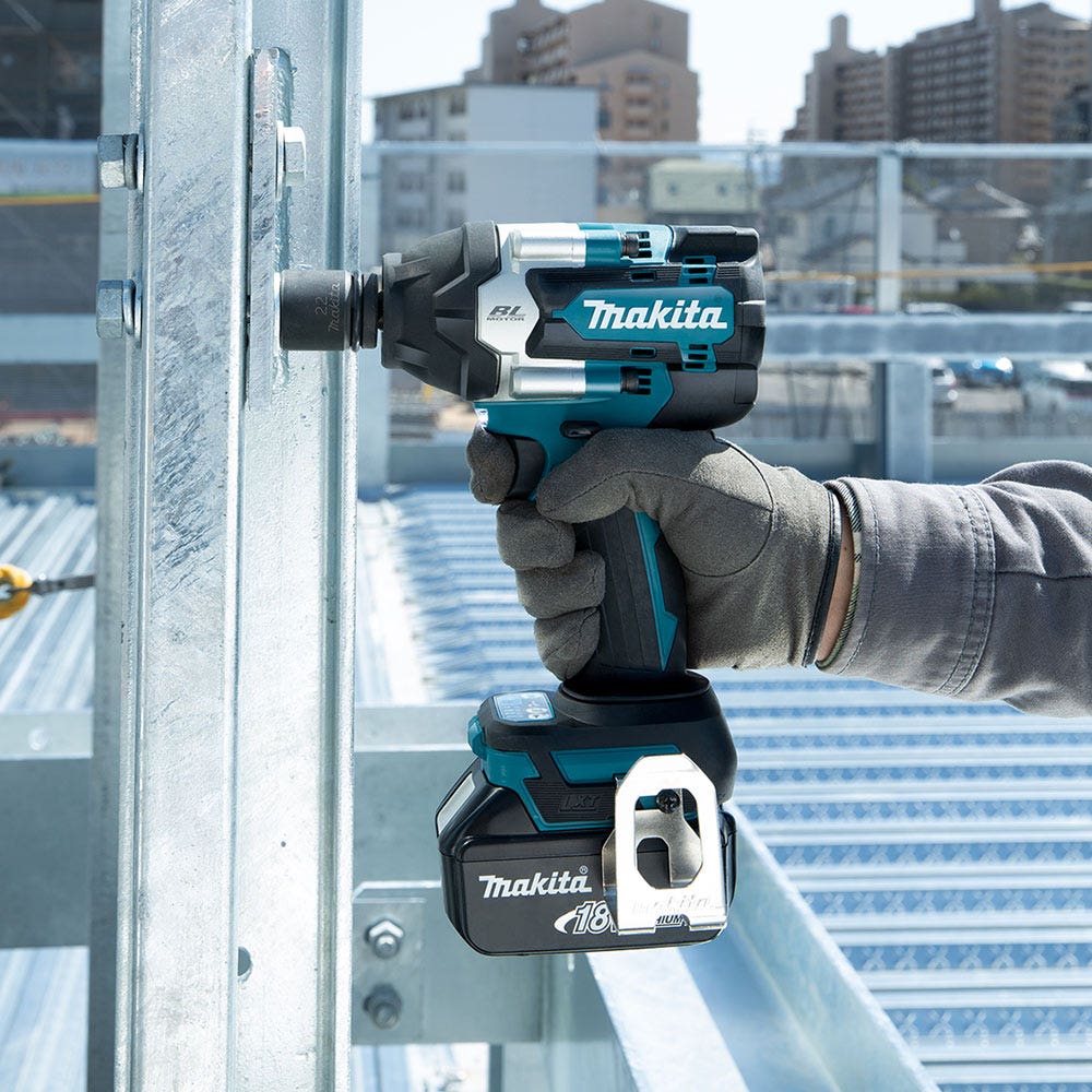 MAKITA 18V Brushless 1 2inch Mid-Torque Impact Wrench Skin DTW700Z