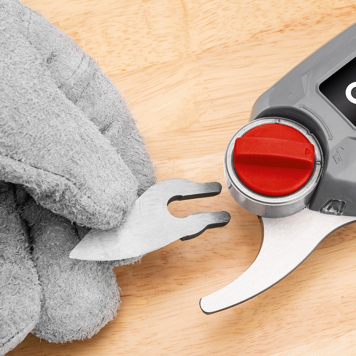 Ozito OCPS-036 3.6V Cordless Pruner - 12mm Cutting Capacity - Grey/Black