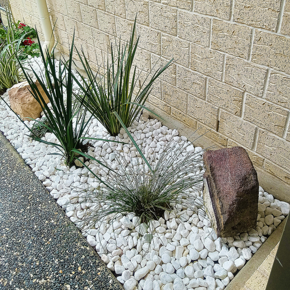 Jack Bright White Decorative Pebble 35-50mm Garden Edging Mulch