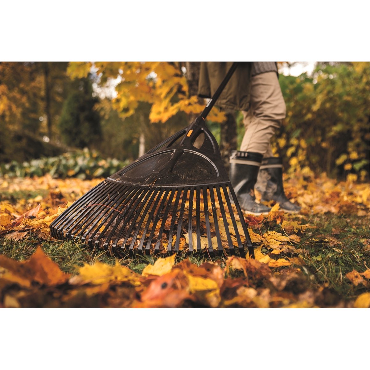 Fiskars XL Solid Leaf Rake - 65cm Aluminium - Lightweight - Durable