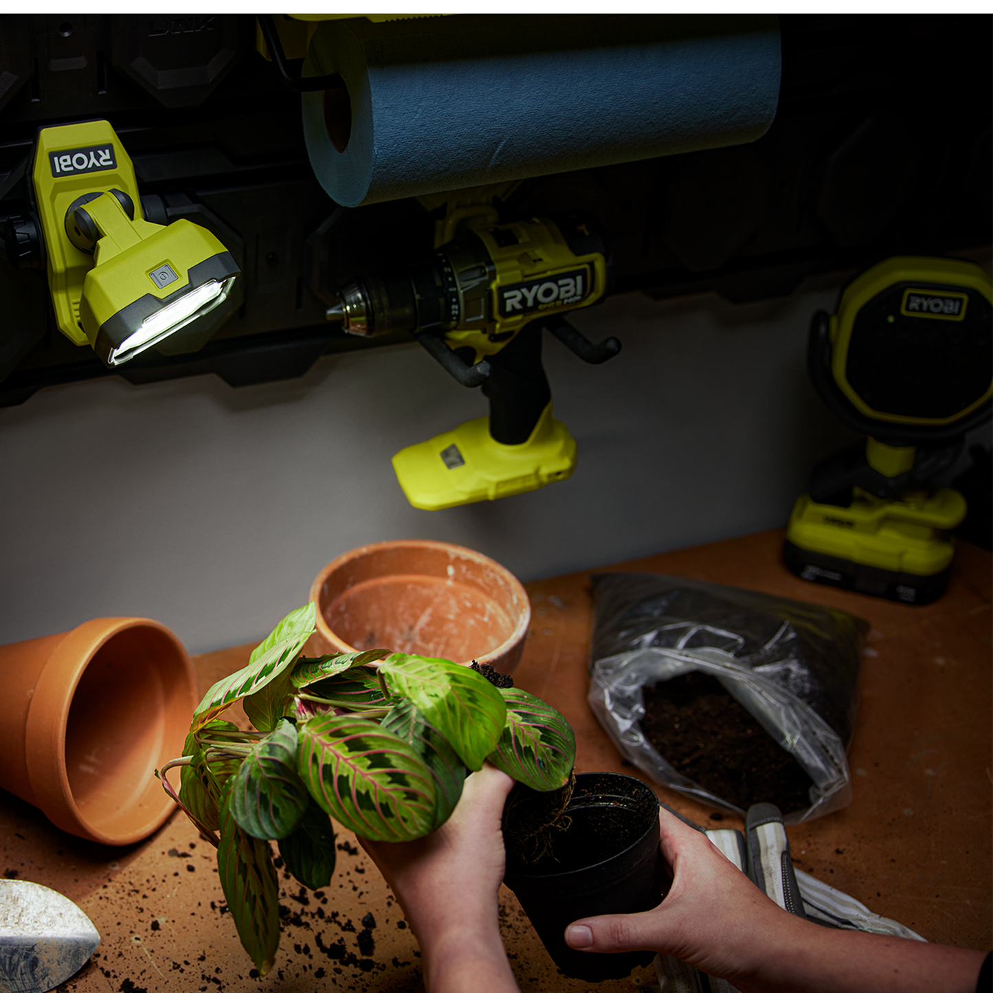 Ryobi USB Lithium Magnetic Clamp Light - 2Ah Kit