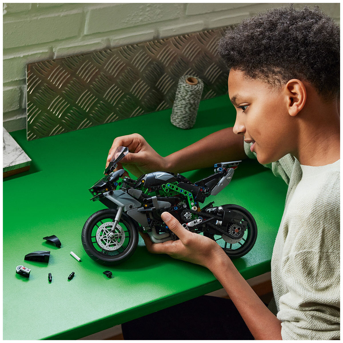 Lego Technic Kawasaki Ninja H2R Motorcycle 1:8 Scale Model Kit 42170
