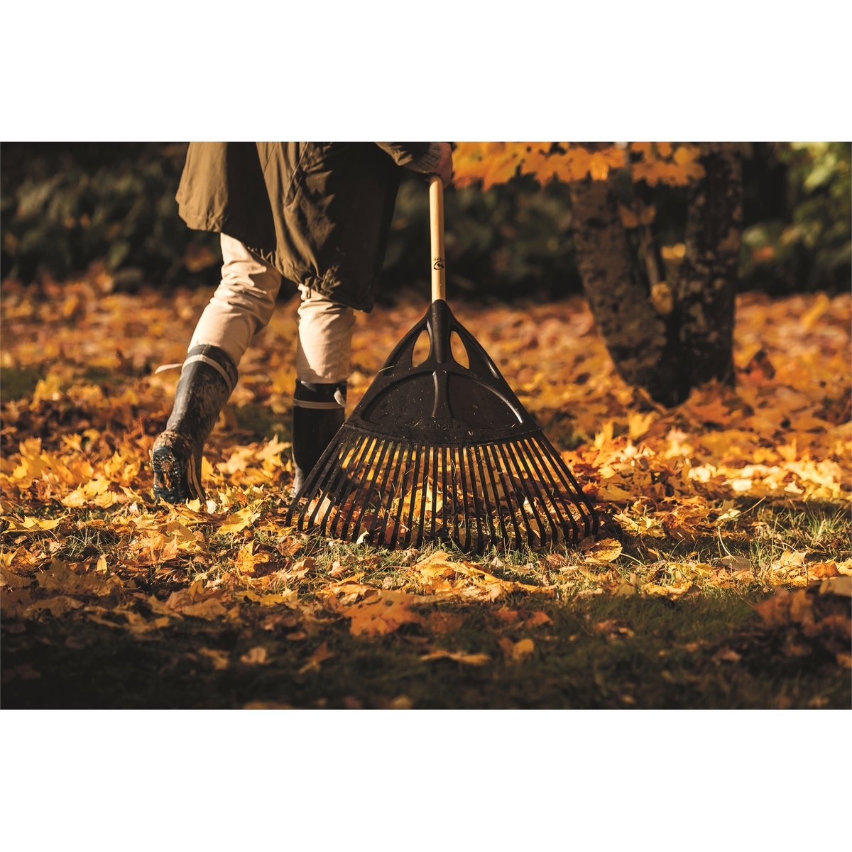 Fiskars XL Solid Leaf Rake - 65cm Aluminium - Lightweight - Durable
