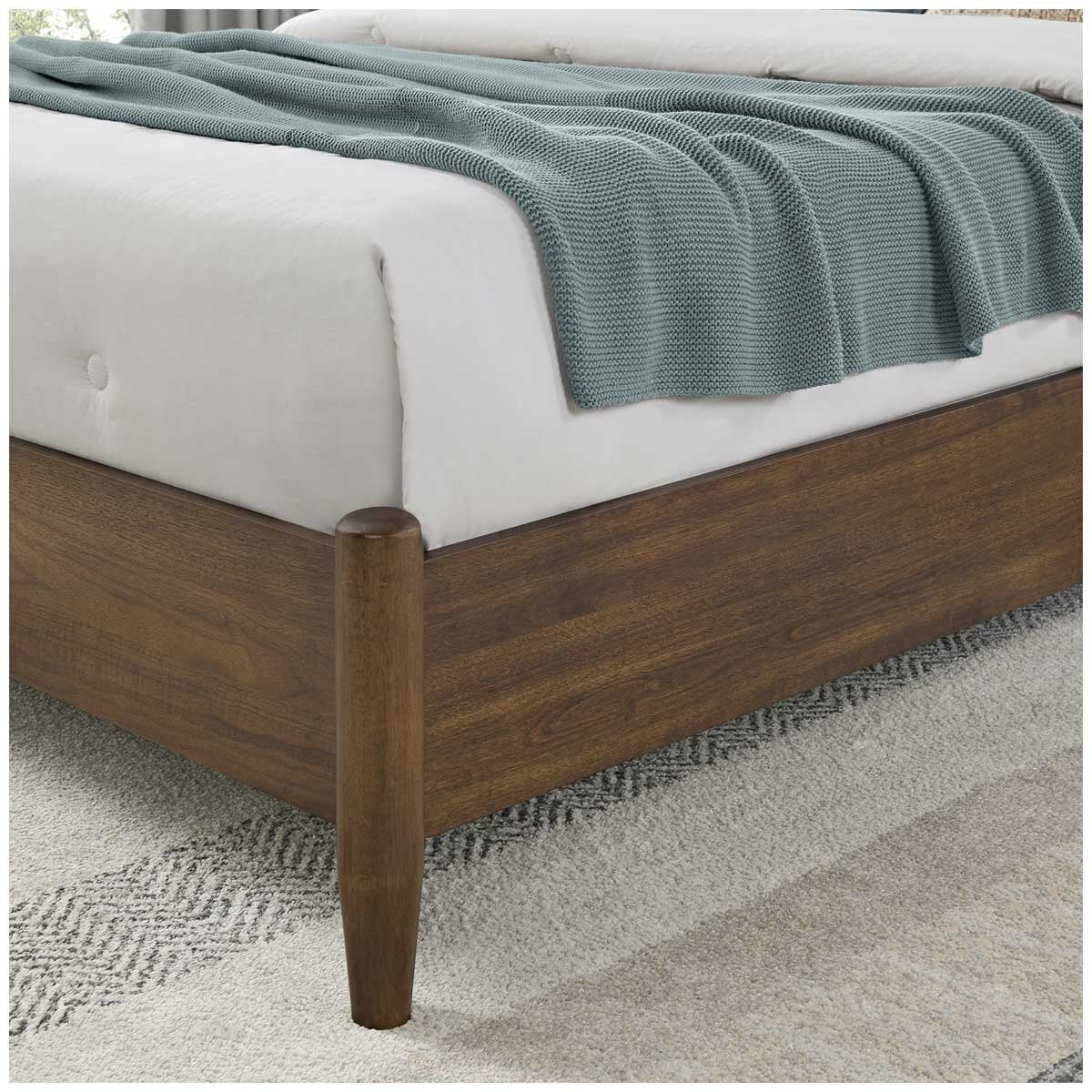 Universal Broadmoore Powell Queen Bed Saddle Brown Rubberwood M23113210