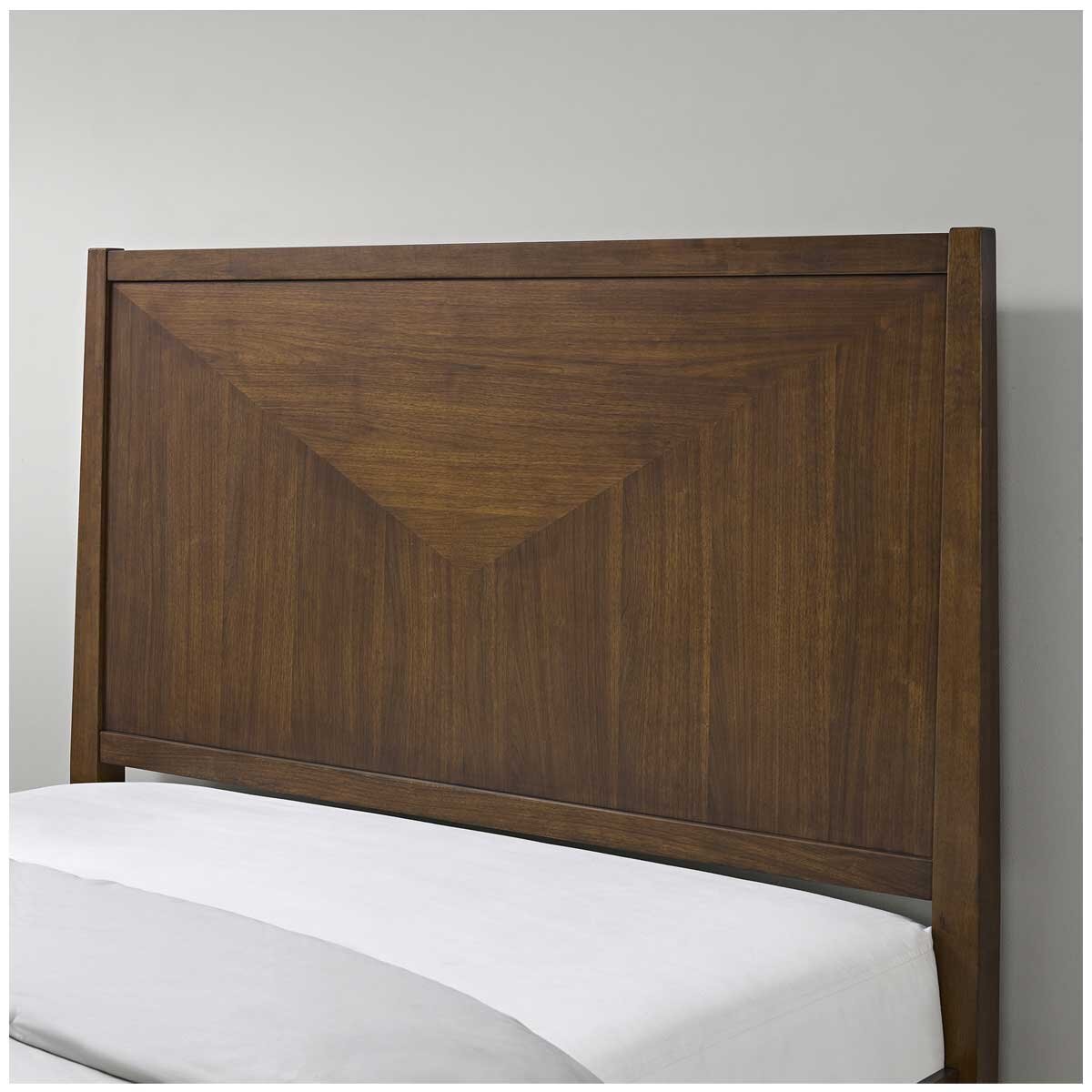 Universal Broadmoore Powell Queen Bed Saddle Brown Rubberwood M23113210