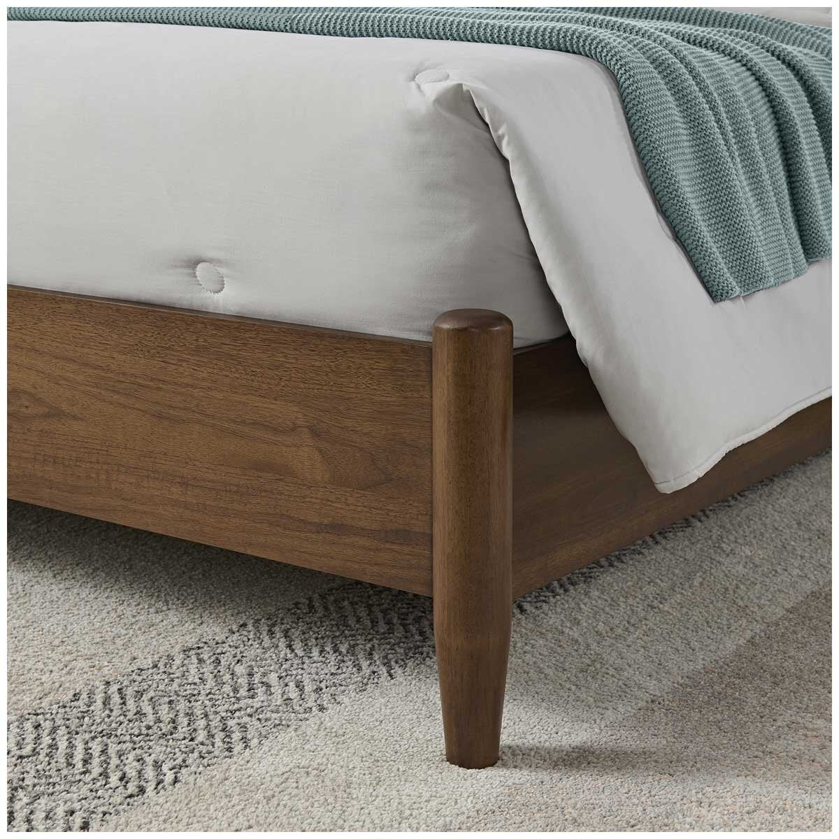 Universal Broadmoore Powell Queen Bed Saddle Brown Rubberwood M23113210