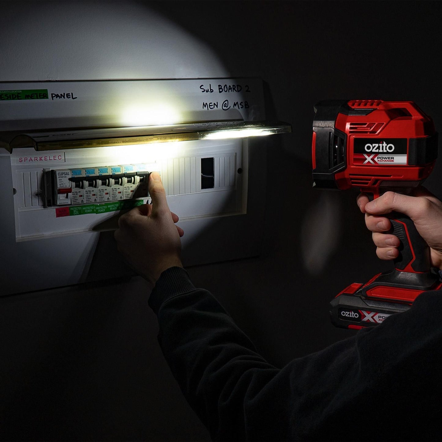 Ozito Cordless LED Spotlight - 246mm - 2500 Lumen