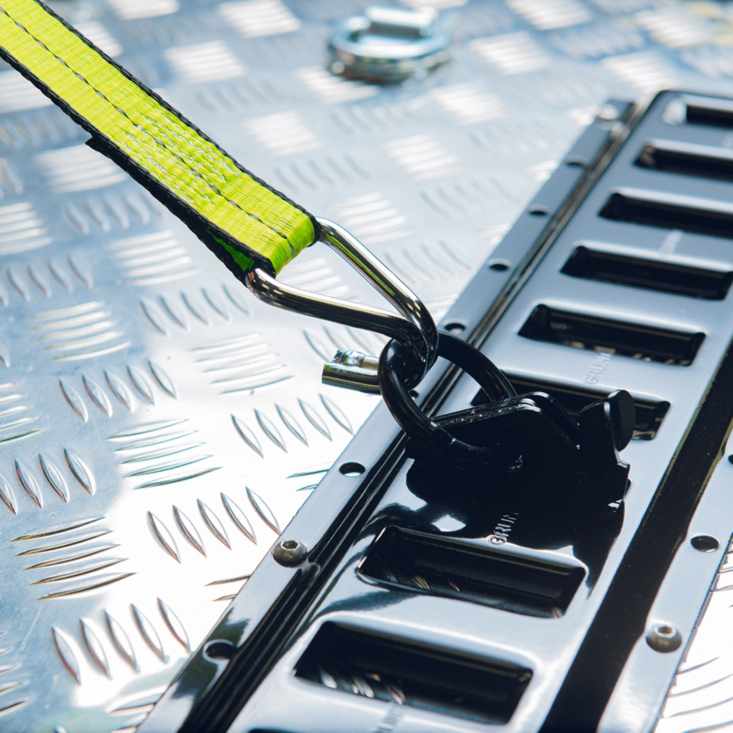 Grunt E Track Horizontal Black - 60cm