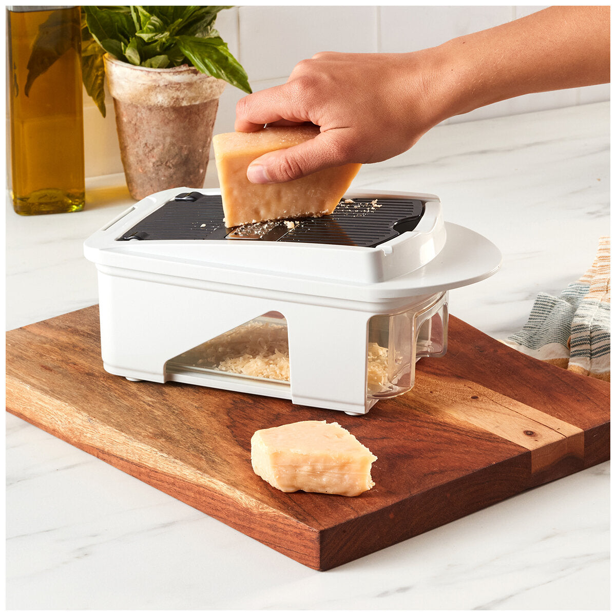 Miu Vegetable Chopper and Slicer 11-Piece Set 1968698 White Black