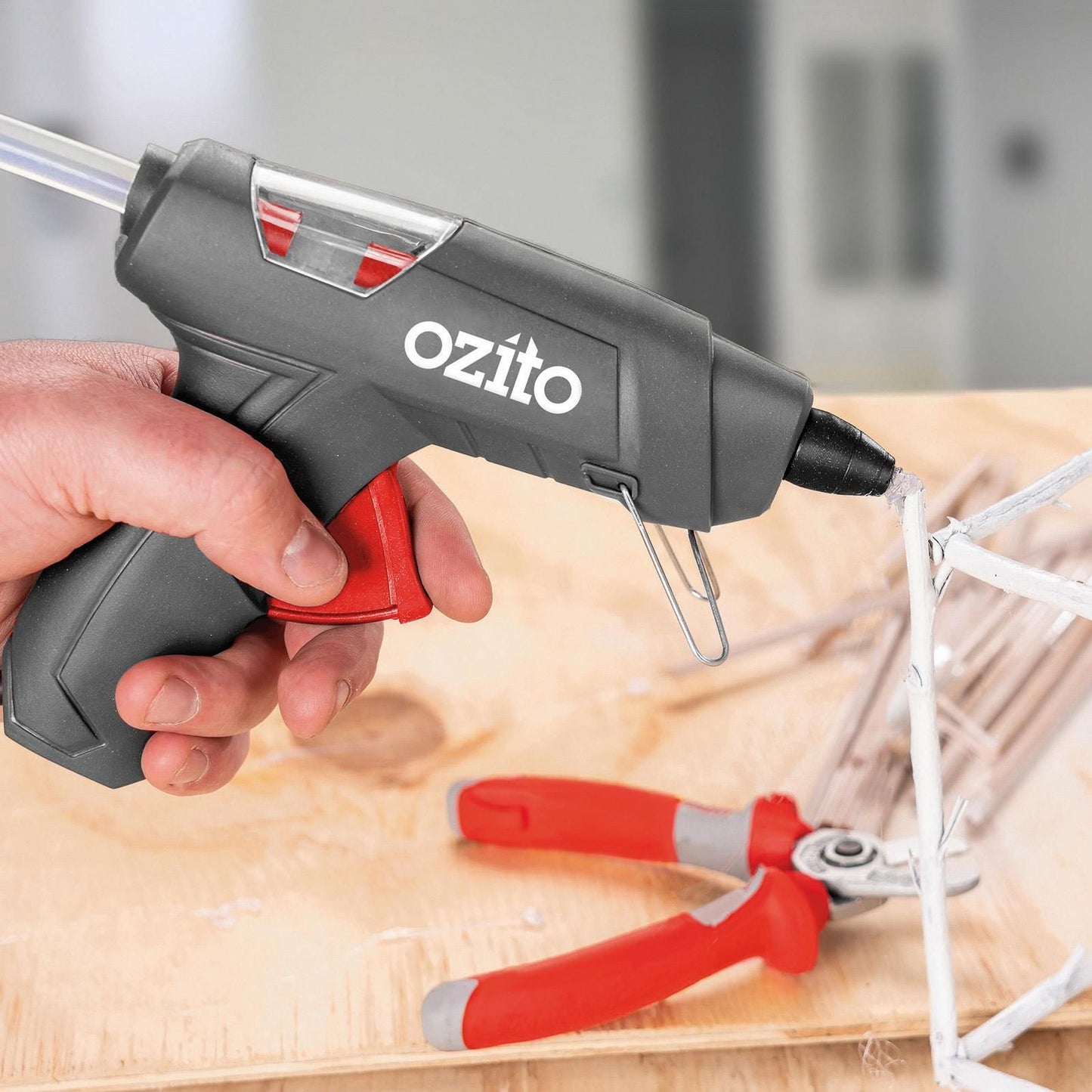 Ozito Glue Gun Kit - 30W - 4 Sticks