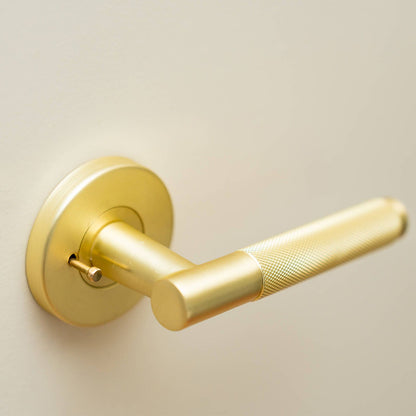 Ikonic Brushed Brass Knurled Privacy Lever Set