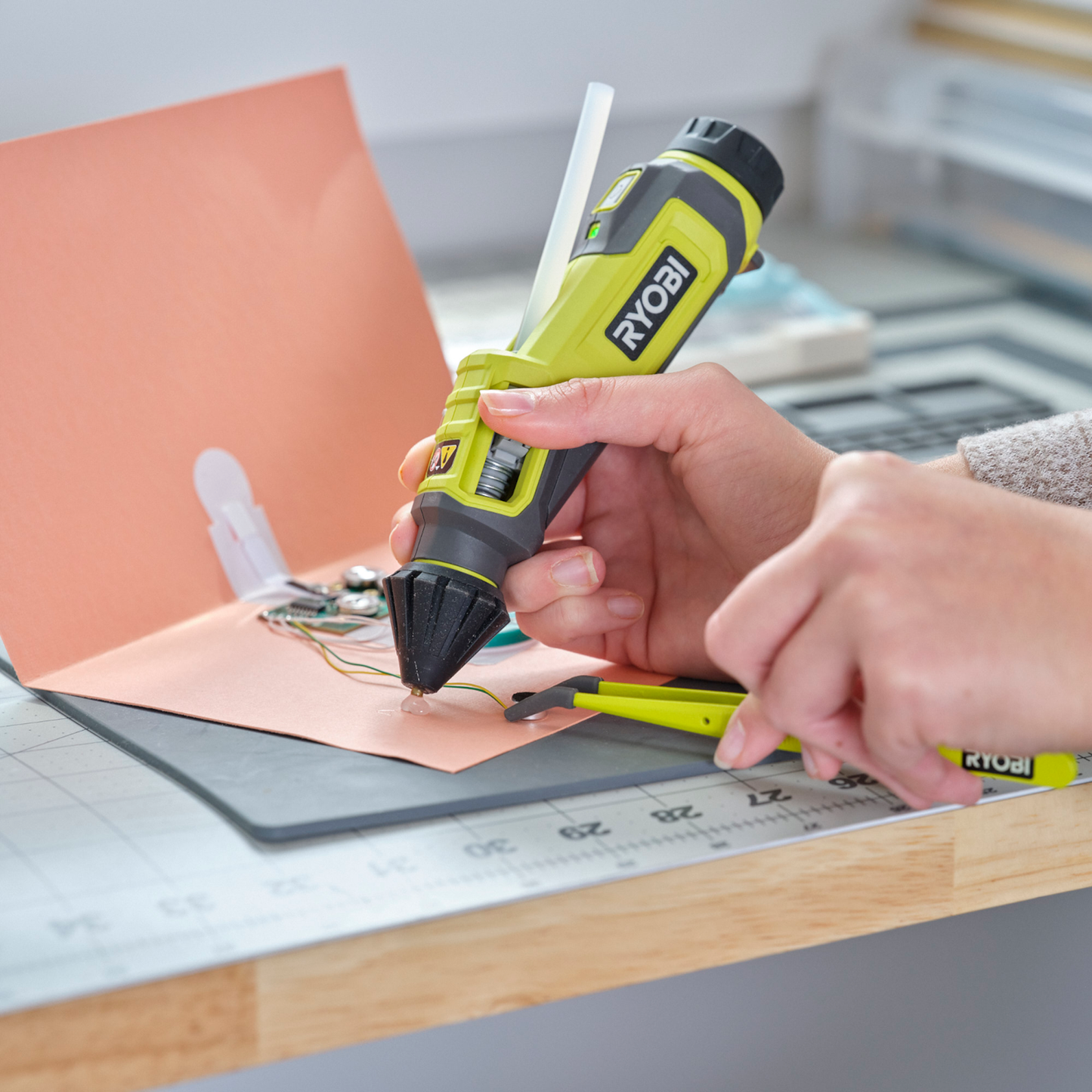 Ryobi USB Lithium Glue Pen Kit - 700 x 150 x 180mm - 2.0Ah
