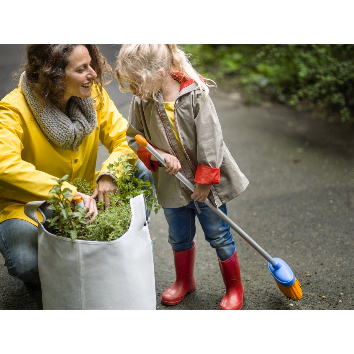 Fiskars Kids Broom - Lightweight Aluminium - Soft Plastic Bristles - Comfort
