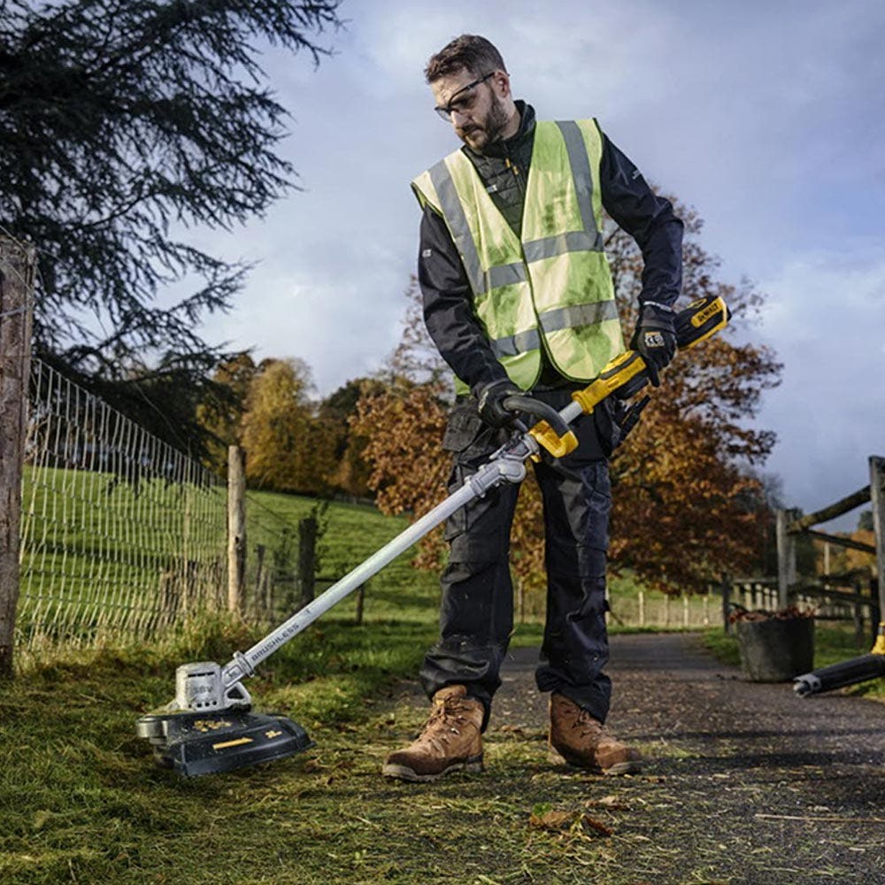 DEWALT 18V XR Brushless 36cm (14 ) Line Trimmer Skin DCMST561N-XE