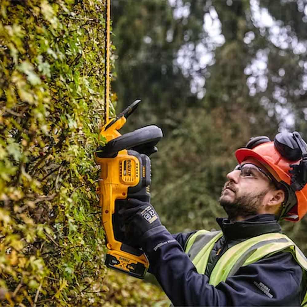 DEWALT 18V XR Brushless 55cm (22 ) Hedge Trimmer Skin DCMHT563N-XE