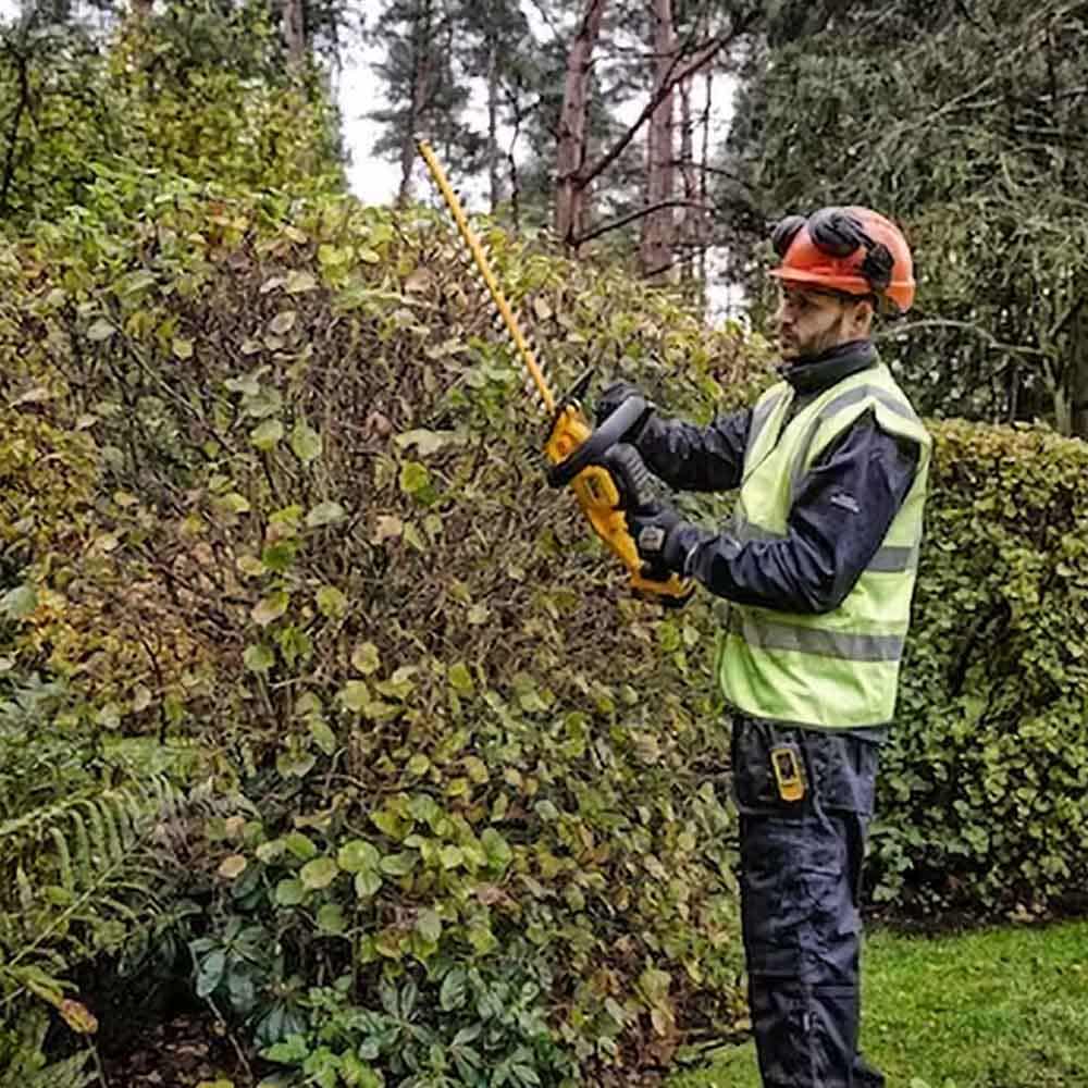DEWALT 18V XR Brushless 55cm (22 ) Hedge Trimmer Skin DCMHT563N-XE
