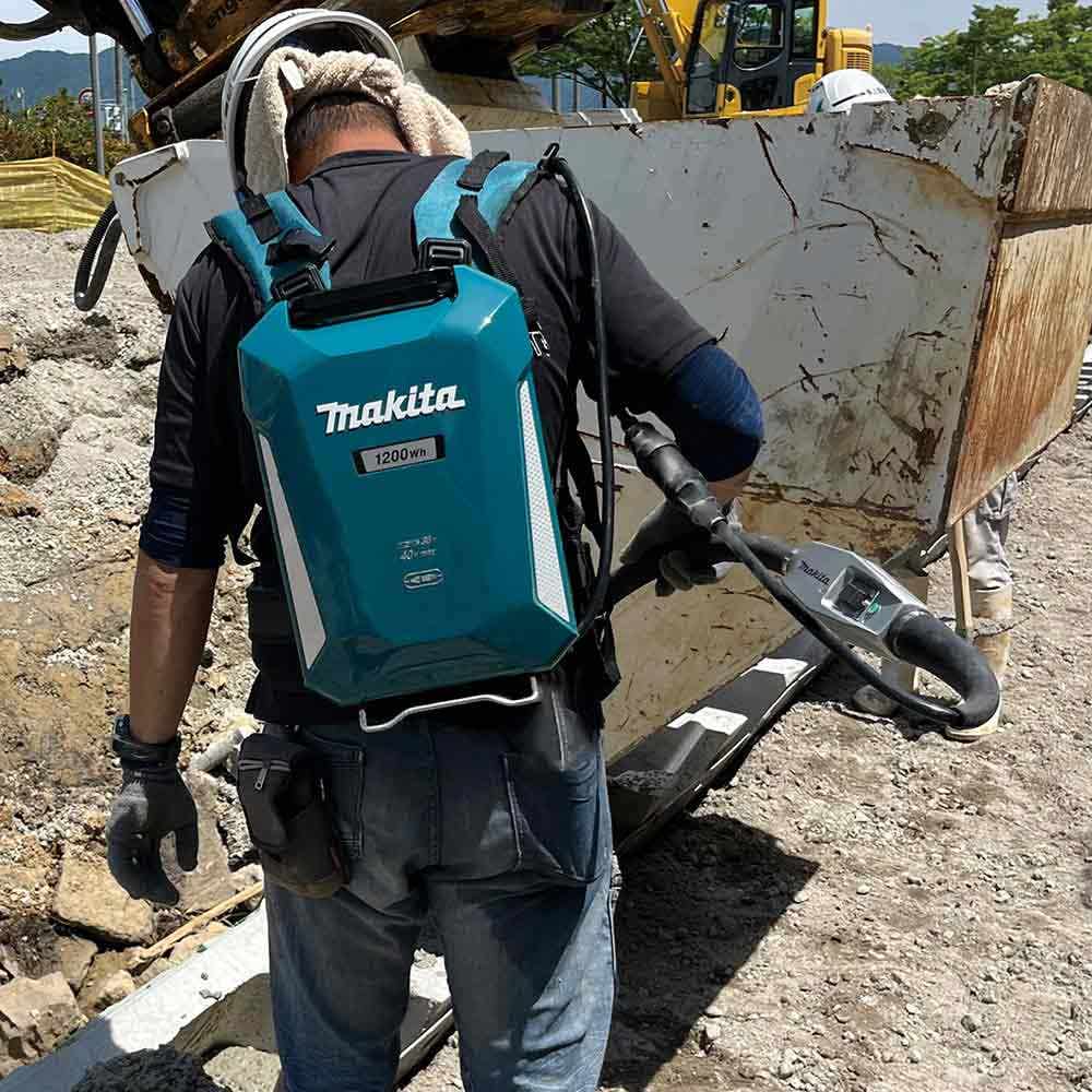 MAKITA 40V Max Direct Connect 43mm Diameter 3000mm Concrete Vibrator Kit VR002CX3