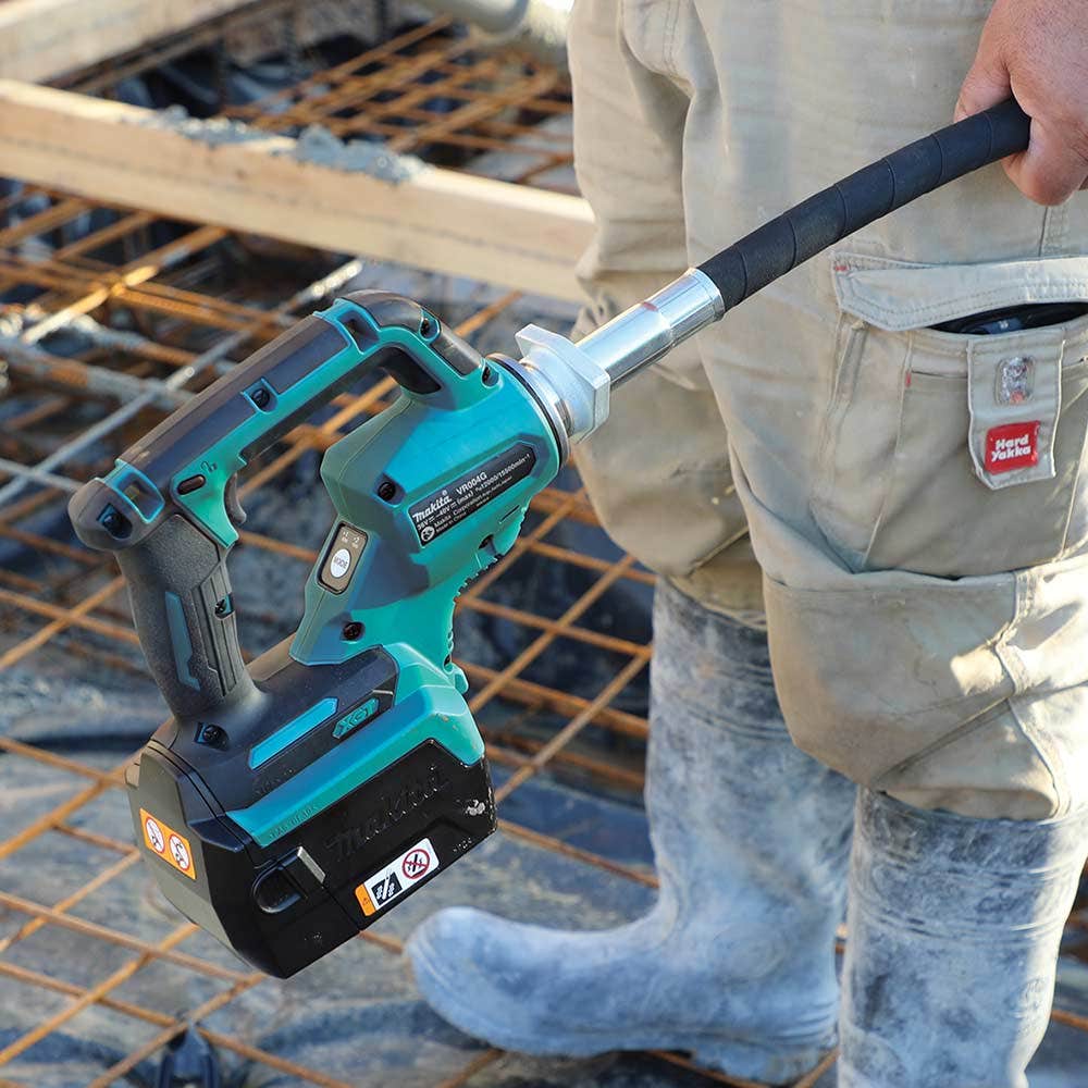 MAKITA 40V Max XGT 1200mm Concrete Vibrator Skin VR004GZ