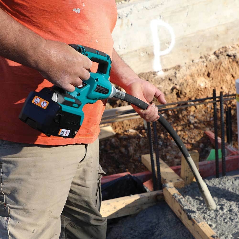 MAKITA 40V Max XGT 1200mm Concrete Vibrator Skin VR004GZ