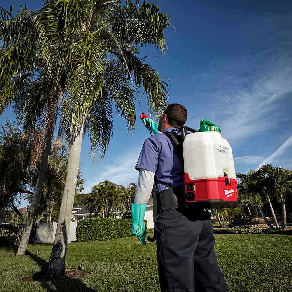 MILWAUKEE 18V 15L Backpack Chemical Sprayer w/ Powered Base Skin M18BPFPCSA0