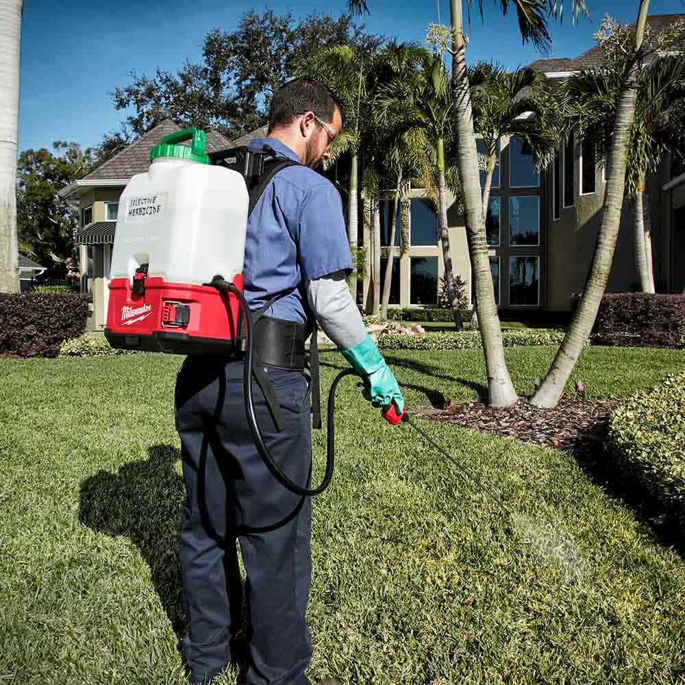 MILWAUKEE 18V 15L Backpack Chemical Sprayer w/ Powered Base Skin M18BPFPCSA0