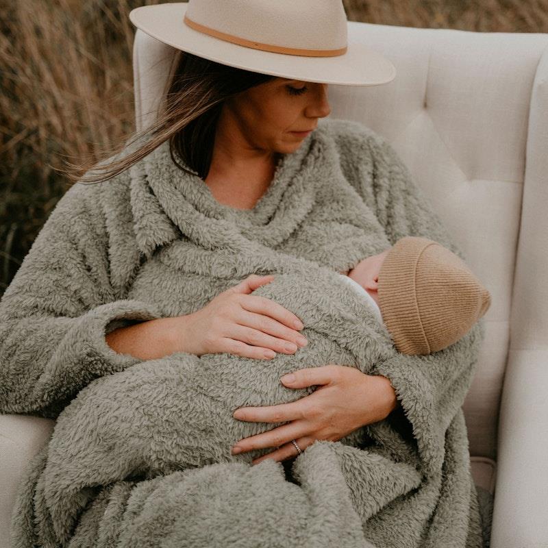 Flown Oak Feeding Blanket Sage Green - Cozy Breastfeeding Essential