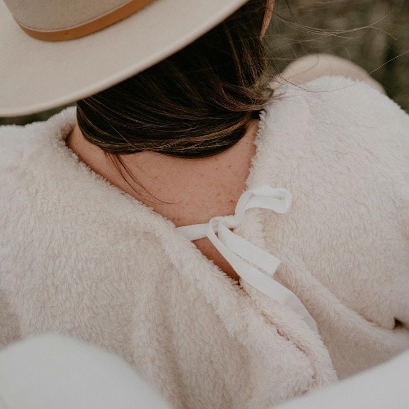 Flown Oak Feeding Blanket Cream - Cozy Breastfeeding Essential