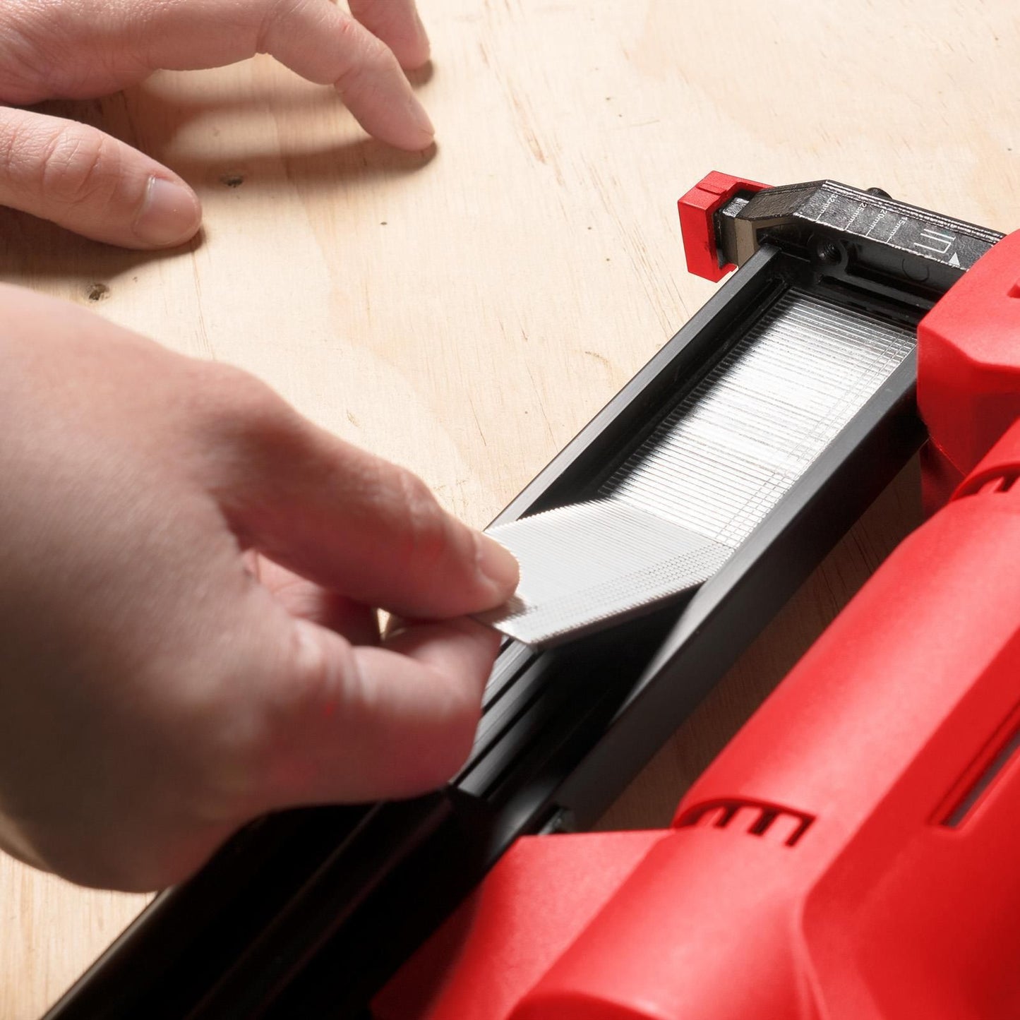 Ozito Cordless 2-in-1 Nail and Staple Gun - PXNGS-018 - 290 x 100 x 240mm
