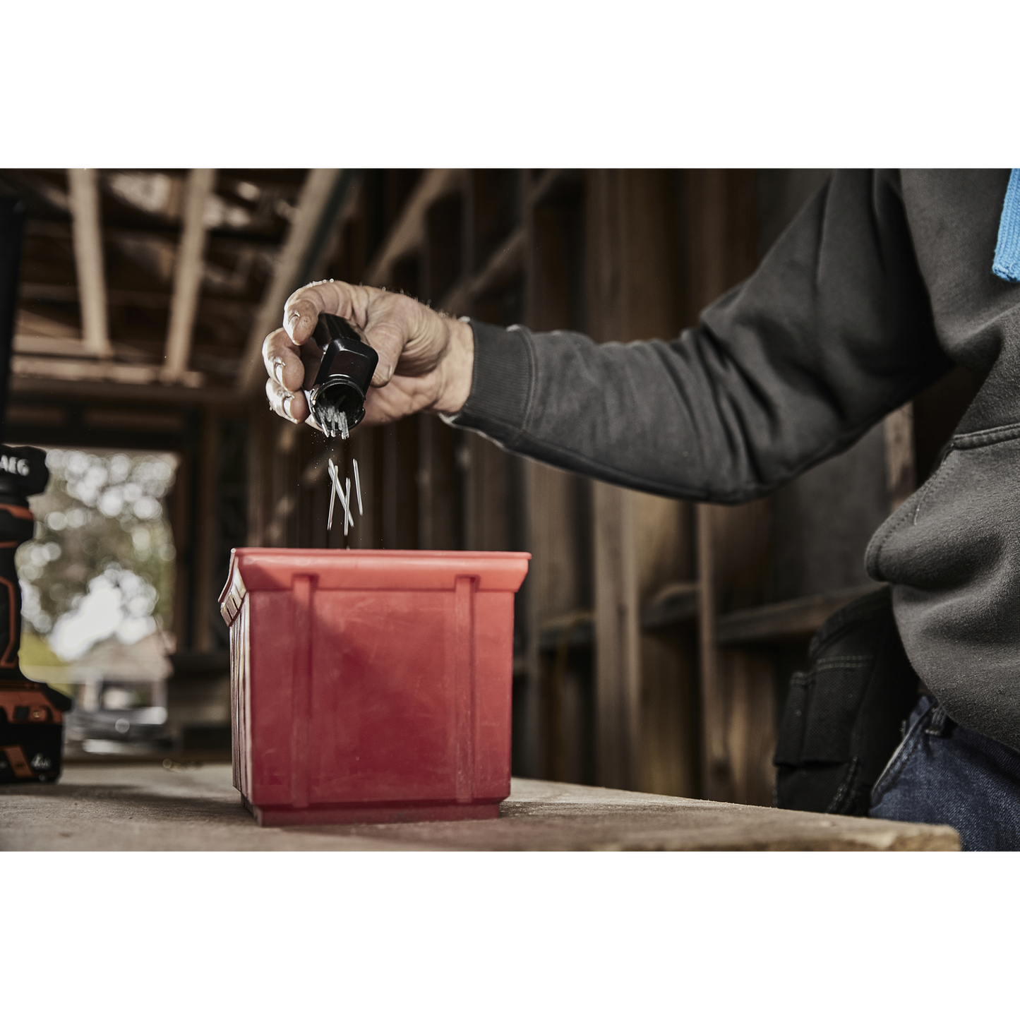 AEG Compact Rivet Gun - 18V - 4.8mm - 5Ah Kit